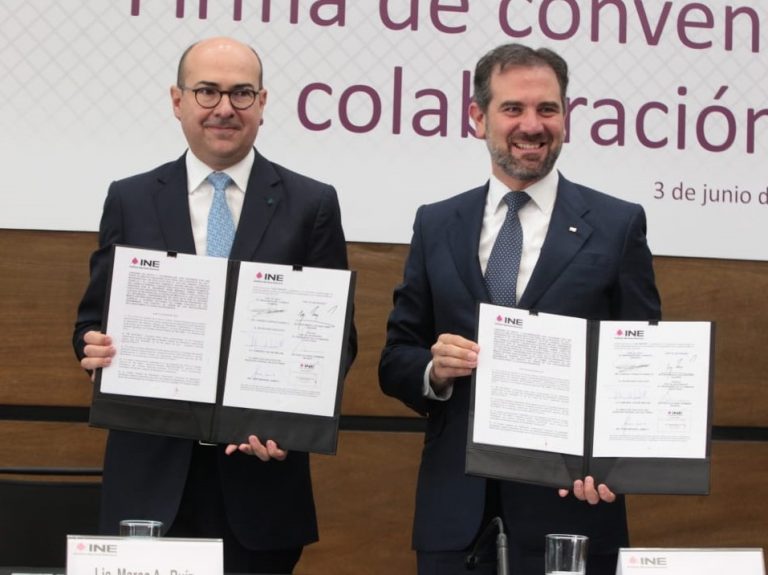 Marco Antonio Ruíz Presidente del Colegio de Notarios de la Ciudad de México y Lorenzo Córdova Vianello Consejero Presidente del INE.