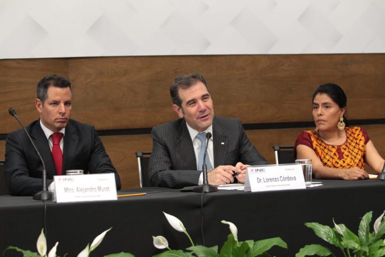 Alejandro Murat Hinojosa Gobernador del Estado de Oaxaca, Lorenzo Córdova Vianello Consejero Presidente del INE Y Eufrosina Cruz Mendoza Secretaria de Pueblos indígenas y afromexicanos del estado de Oaxaca.