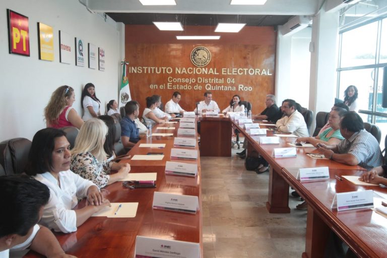 Encuentro con funcionarios  de la estructura de la junta local y distritales 3 y 4 de  Quintana Roo.