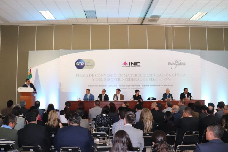 Firma de Convenio en Materia de Educación Cívica y del Registro Federal de Electores.