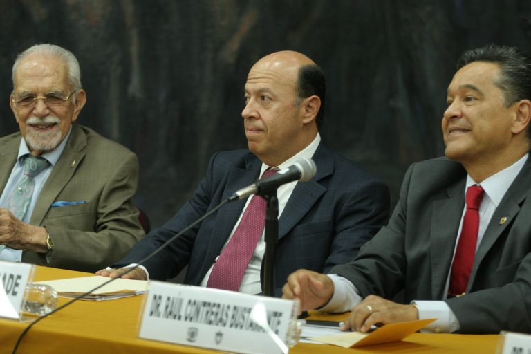 Raúl Carranca y Rivas Catedrático de la Facultad de Derecho de la UNAM, Enrique Andrade González Consejero Electoral del INE y Presidente de la Comisión Temporal del Voto de los Mexicanos Residentes en el Extranjero y Raúl Contreras Bustamante Director de la Facultad de Derecho de la UNAM.
