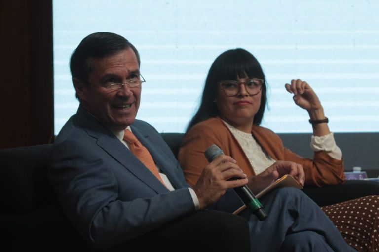Edmundo Jacobo Molina, Secretario Ejecutivo del INE y María Guadalupe Salmorán Villar, Investigadora del IIJ-UNAM