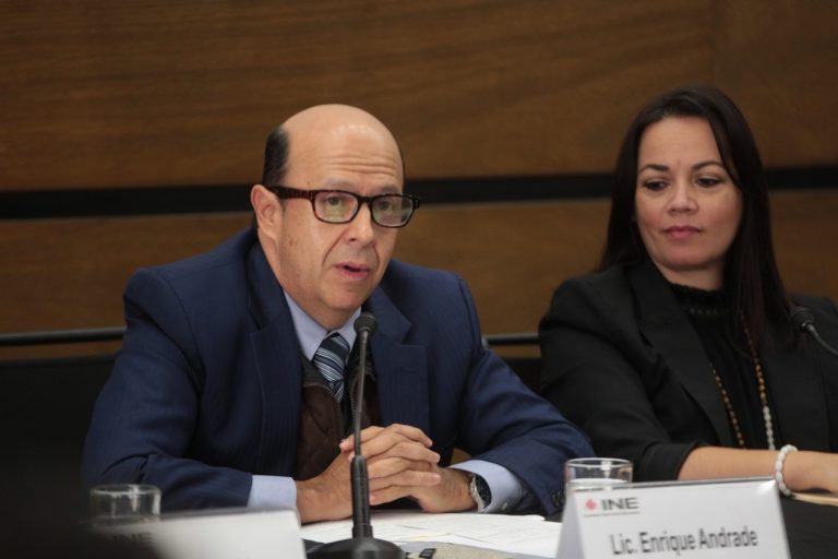 Enrique Andrade González Consejero Electoral e integrante de la  Comisión de Capacitación Electoral y Educación Cívica y Diana Álvarez Mauri, Subsecretaria de Desarrollo Democrático, Participación Social y Asuntos Religiosos de la Secretaría de Gobernación.