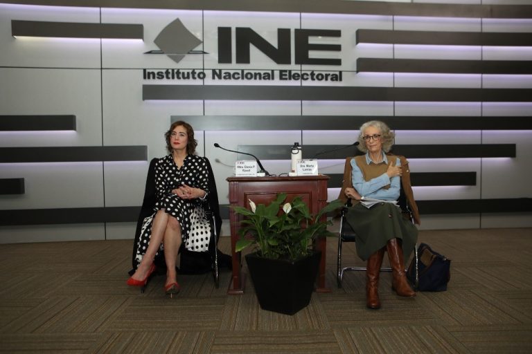 Dania Ravel Cuevas Consejera Electoral y Martha Lamas Conferencista.