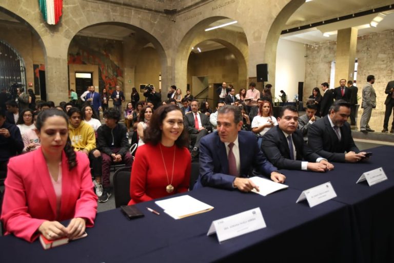 Monserrat Legorreta Luna Presidenta de la Asociación Mexicana de Debates, Integrantes del Presídium, Adriana Favela Herrera INE, Lorenzo Córdova Vianello Consejero Presidente del INE, Alfredo Osorio Barrios, Secretario técnico de la Comisión de Juventud y Deporte del Senado de la República y Roberto Heycher Cardiel Soto Director Ejecutivo de Capacitación Electoral y Educación Cívica INE