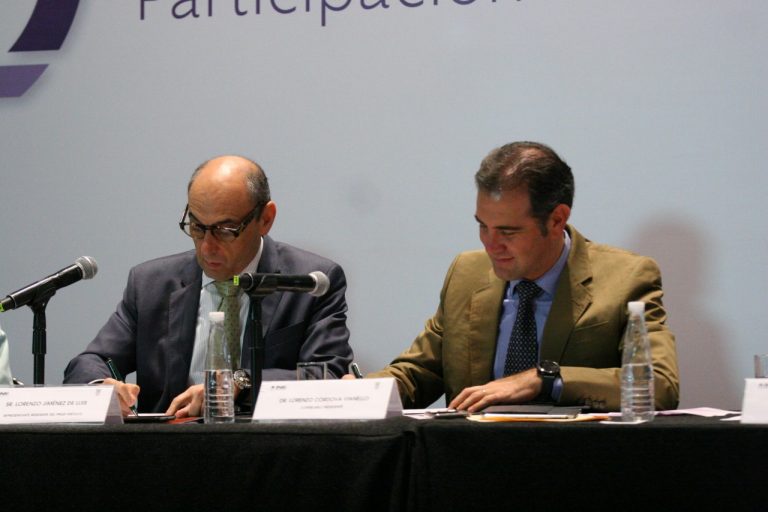 Lorenzo Jiménez de Ruíz Representante del PNUD y Lorenzo Córdova Vianello Consejero Presidente del INE en la Firma del memorando de entendimiento para promover la participación política de la mujer, fortalecer la igualdad de género y la no violencia