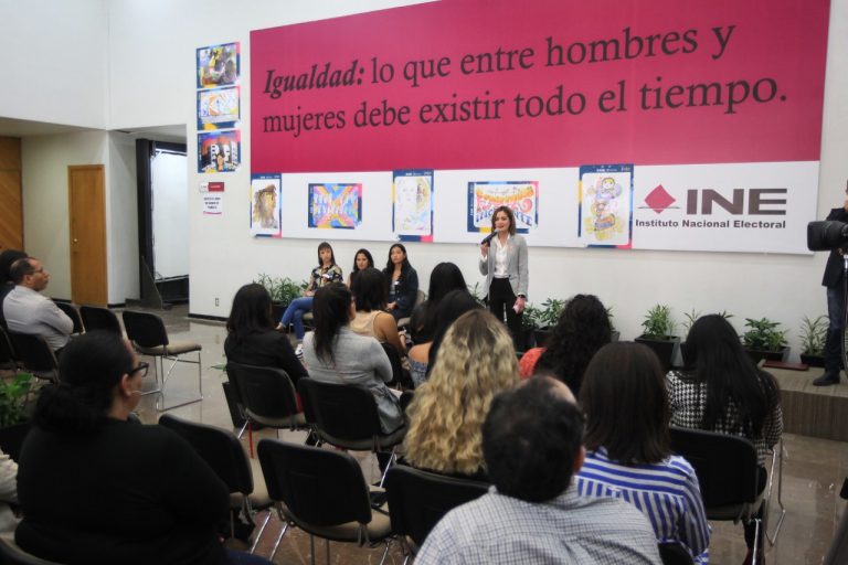 Dania Ravel Cuevas, Consejera Electoral del INE y Presidenta de la Comisión temporal de la Igualdad de Género y no discriminación en la participación política en la inauguración de la exposición “Mujeres jóvenes y arte urbano: diversidad e inclusión”