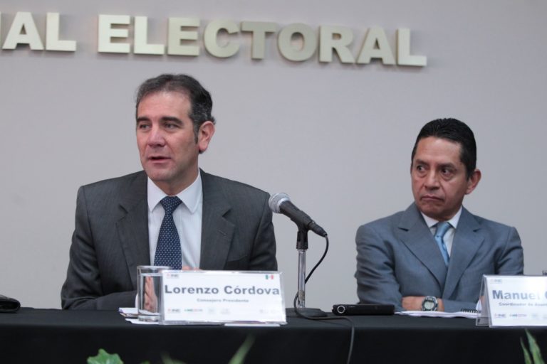 Lorenzo Córdova Vianello, Consejero Presidente del (INE)  y  Manuel Carrillo Poblano, Coordinador de Asuntos Internacionales (INE)
