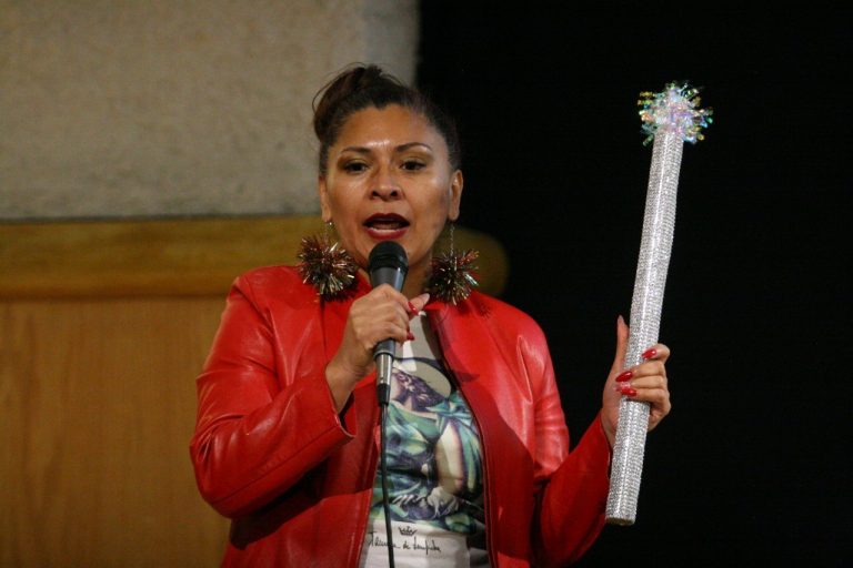 Natividad Cárdenas autora del libro De mitad y mitad se forma la paridad.