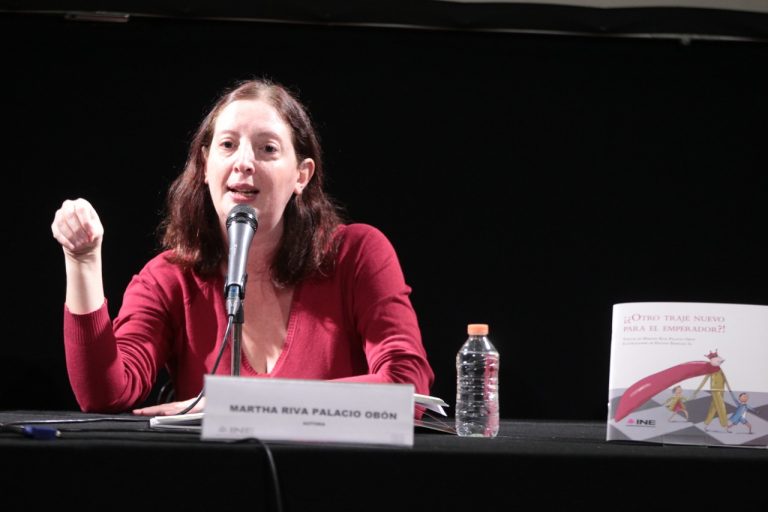 Martha Riva Palacio Obón, Escritora de ¡¿Otro traje nuevo para el emperador!?.