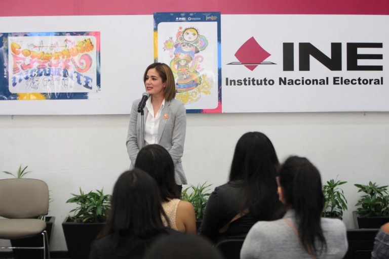 Dania Ravel Cuevas, Consejera Electoral del INE y Presidenta de la Comisión temporal de la Igualdad de Género y no discriminación en la participación política en la inauguración de la exposición “Mujeres jóvenes y arte urbano: diversidad e inclusión”