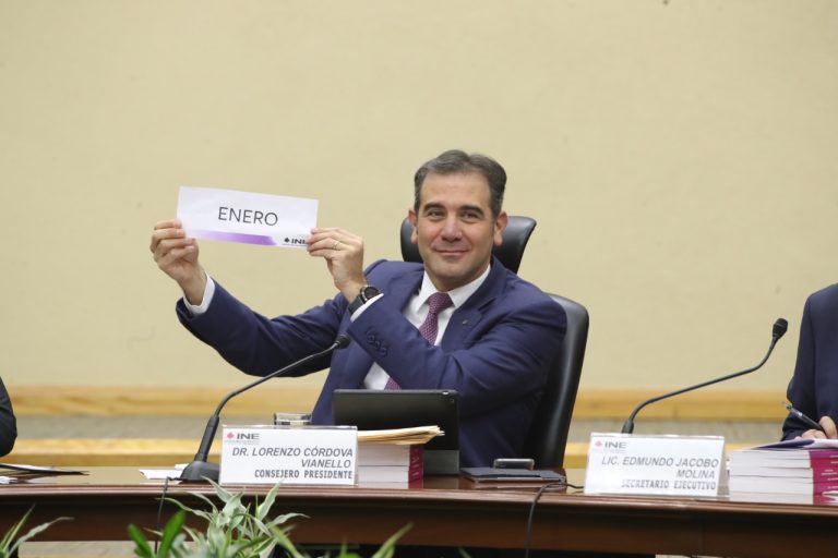 Lorenzo Córdova Vianello, Consejero Presidente del INE con el mes del calendario que será tomado como base para la insaculación de las y los ciudadanos que integrarán las Mesas Directivas de Casilla.