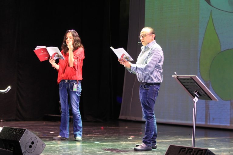 Presentación del título “¡¿Otro traje nuevo para el emperador?!”, de Martha Riva Palacio.