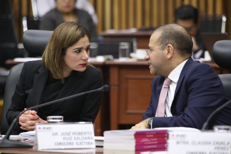 Dania Ravel Cuevas y Roberto Ruíz Saldaña Consejera y Consejero Electorales.
