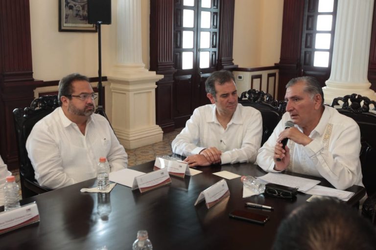 Firma de convenios de colaboración con el gobernador de Tabasco, Adán Augusto López Hernández, y el fiscal general de la entidad, Jaime Humberto Lastra.