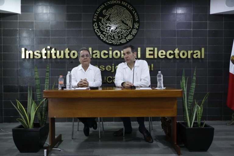 Fernando Balmes Pérez, Vocal Ejecutivo de la Junta Local de Mérida, Yucatán y Lorenzo Córdova Vianello Consejero Presidente del INE