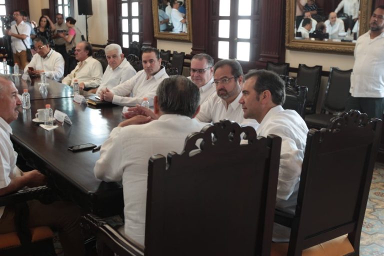 Firma de convenios de colaboración con el gobernador de Tabasco, Adán Augusto López Hernández, y el fiscal general de la entidad, Jaime Humberto Lastra.