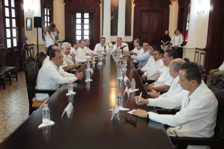 Firma de convenios de colaboración con el gobernador de Tabasco, Adán Augusto López Hernández, y el fiscal general de la entidad, Jaime Humberto Lastra.