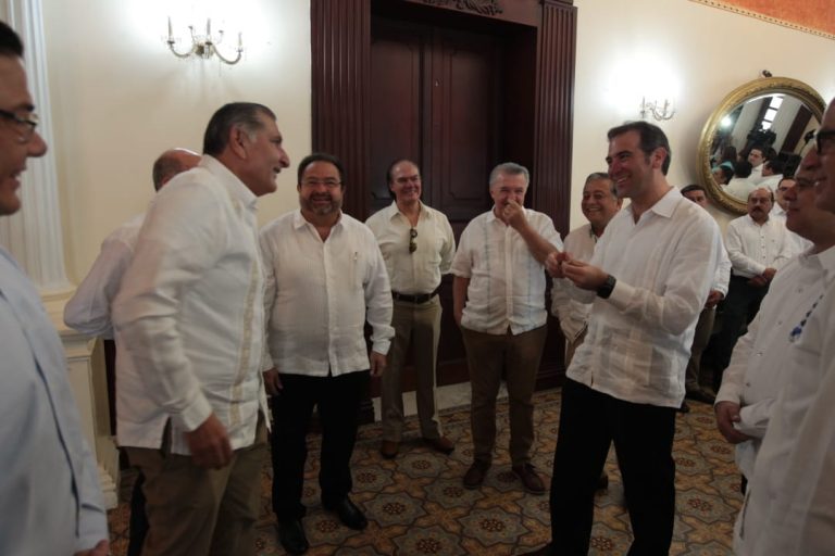 Firma de convenios de colaboración con el gobernador de Tabasco, Adán Augusto López Hernández, y el fiscal general de la entidad, Jaime Humberto Lastra.