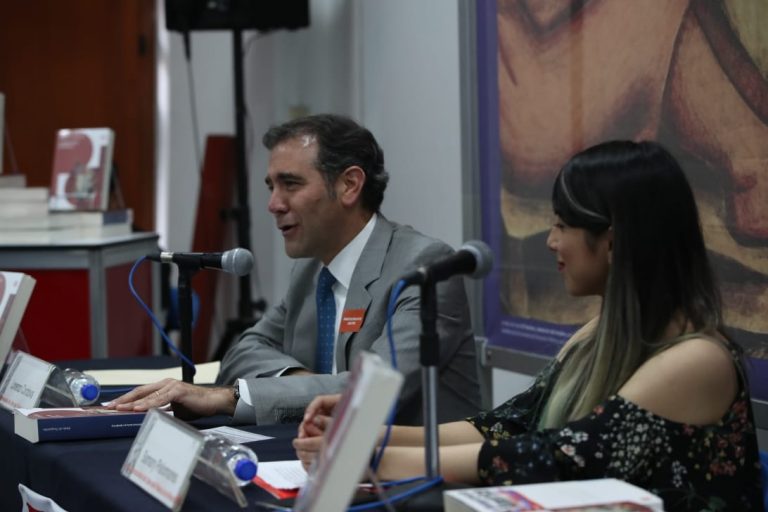 Lorenzo Córdova Vianello, Consejero Presidente del INE y Samary Palomares, Moderadora.