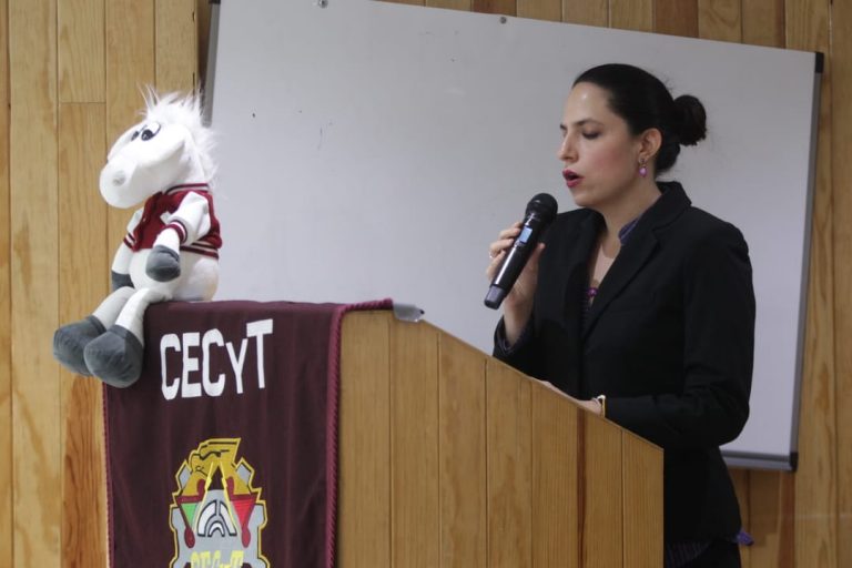Monserrat Legorreta, Presidenta de la Asociación Mexicana de Debate.