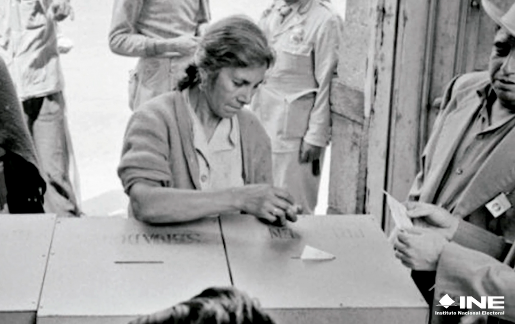 Mujer ejerciendo su voto