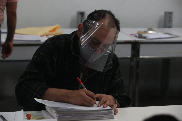 El personal revisa los formatos y cuantifica las firmas de apoyo