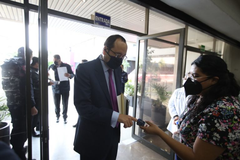 Se instaló un filtro sanitario para el personal q labora en Oficinas Centrales.