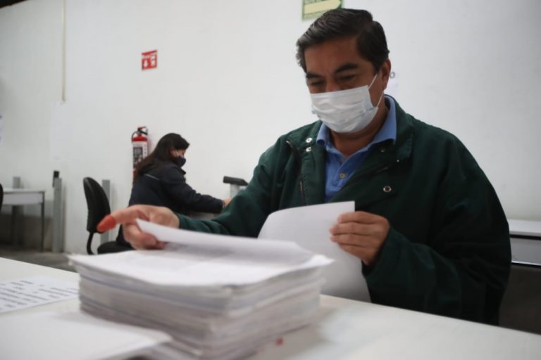 Personal en revisión de formatos y cuantificación de las firmas.