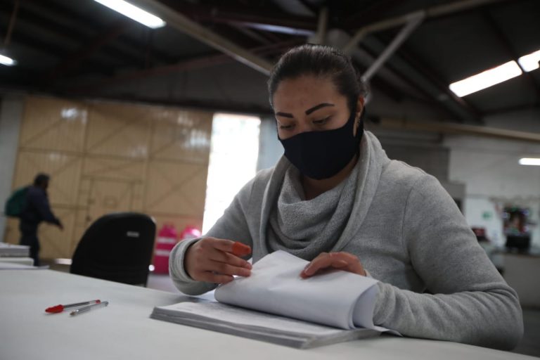 Personal en revisión de formatos y cuantificación de las firmas.