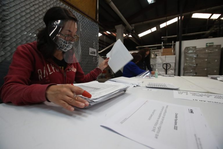 El personal revisa los formatos y cuantifica las firmas de apoyo.