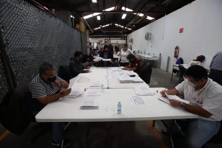 Las mesas dispuestas para la revisión de los formatos se colocaron con sana distancia.