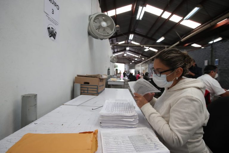 En todo momento, el personal que acude a las oficinas del Registro Federal de Electores permanece con cubrebocas.