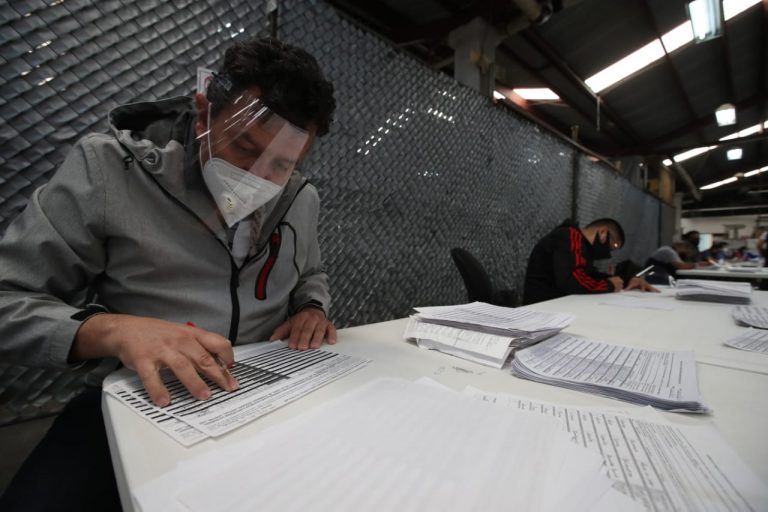 El personal revisa los formatos y cuantifica las firmas de apoyo.