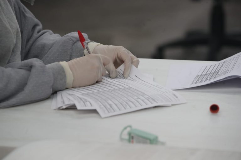 El personal revisa los formatos y cuantifica las firmas de apoyo.