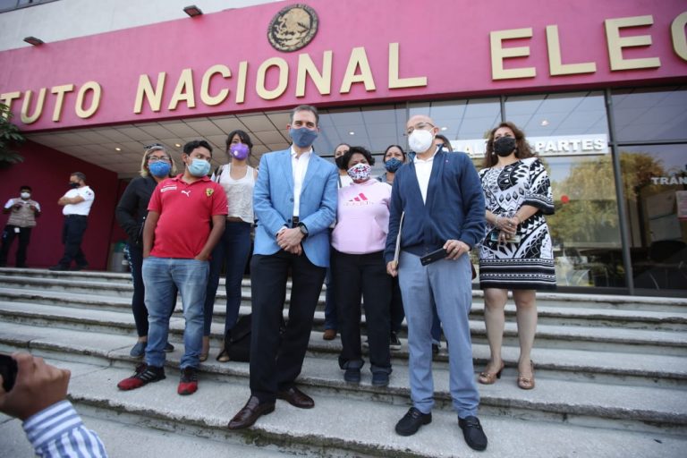 Reunión de los padres y madres de niños con cáncer de diversos hospitales del país con autoridades del INE.