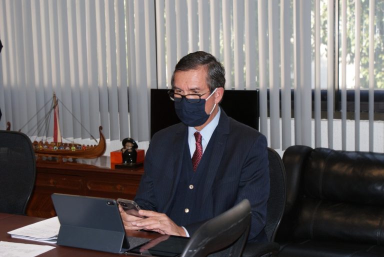 Edmundo Jacobo Molina Secretario Ejecutivo, despachando desde su oficina.