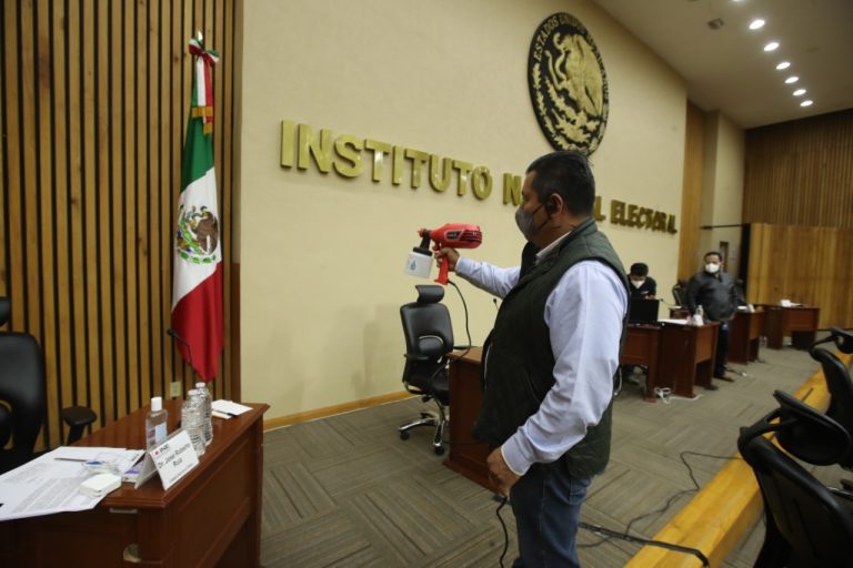 Sanitización del Salón de Sesiones del INE.