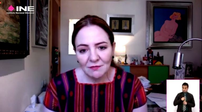 María del Carmen Alanís.