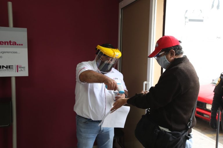 INE implementa medidas sanitarias en los MACs (Módulos de Atención Ciudadana) atendiendo a la situacion de la pandemia.