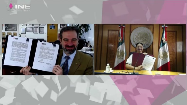 Lorenzo Córdova Vianello Consejero Presidente del INE y Rosa María Sauri Presidenta de la Cámara de Diputados en la Firma del Convenio entre la Cámara de Diputados y el Instituto Nacional Electoral.