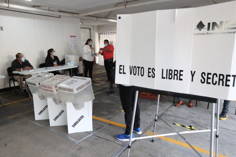 Simulacro sobre medidas sanitarias que se aplicarán en las casillas.