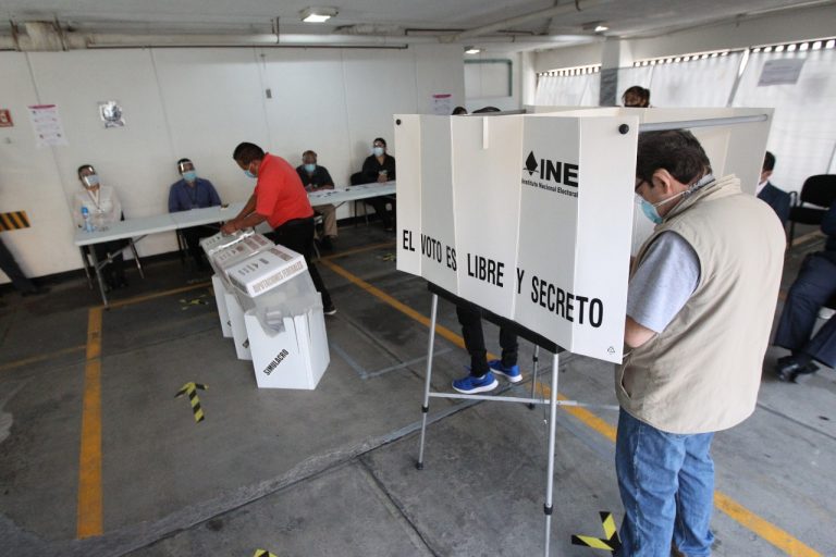 Simulacro sobre medidas sanitarias que se aplicarán en las casillas.