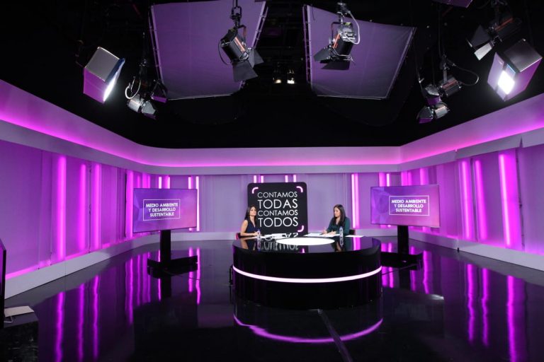 Sandra Arguelles y Ernestina Álvarez, Moderadoras.