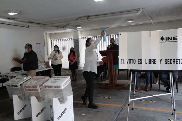 Simulacro sobre medidas sanitarias que se aplicarán en las casillas.