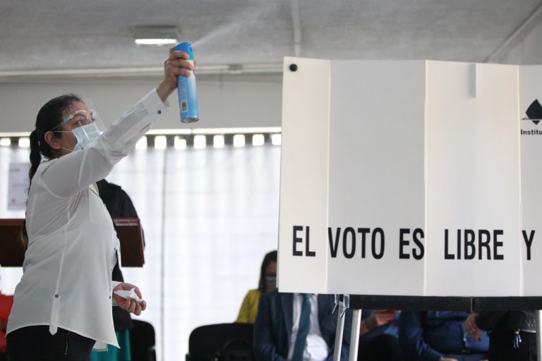 Simulacro sobre medidas sanitarias que se aplicarán en las casillas.