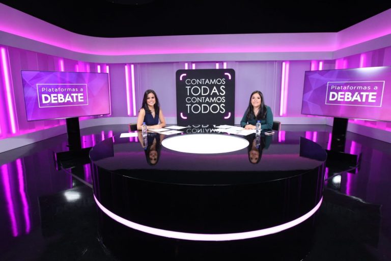 Sandra Arguelles y Ernestina Álvarez, Moderadoras.