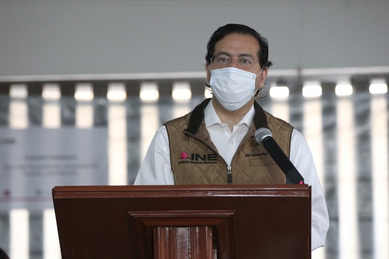 José Roberto Ruíz Saldaña, Consejero Electoral del INE y Presidente de la Comisión de Capacitación y Organización Electoral del Proceso Electoral Federal 2020-2021 en el simulacro de casilla electoral.