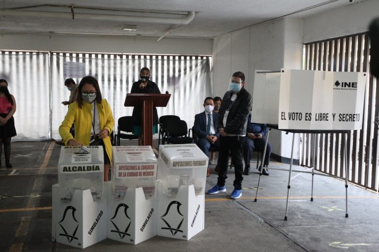 Simulacro sobre medidas sanitarias que se aplicarán en las casillas.