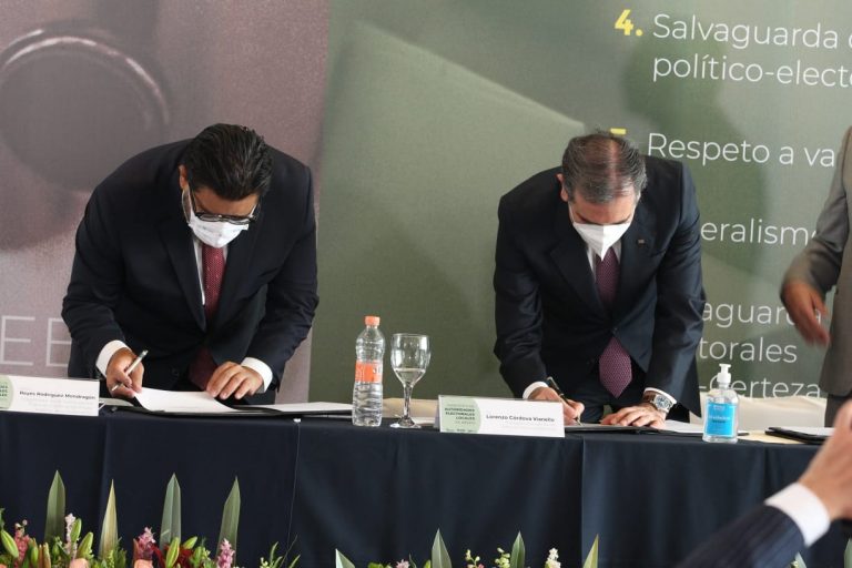 Reyes Rodríguez Mondragón, Magistrado del TEPJF y Lorenzo Córdova Vianello, Consejero Presidente del INE.